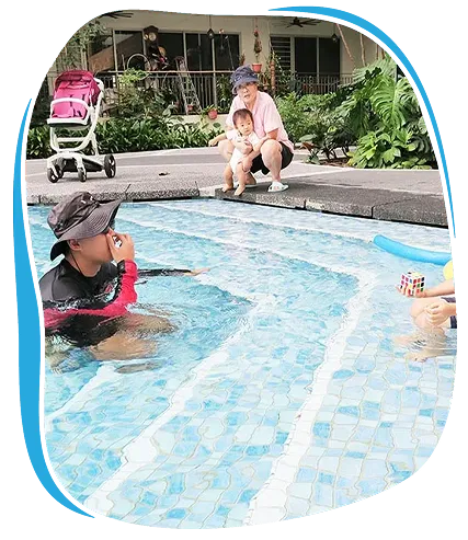 Friendly Dolphin instructor and families enjoying flexible swim lessons at condo pool