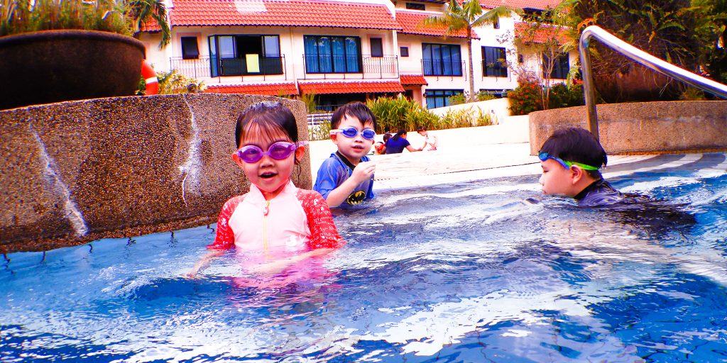 happy kids swimming lessons